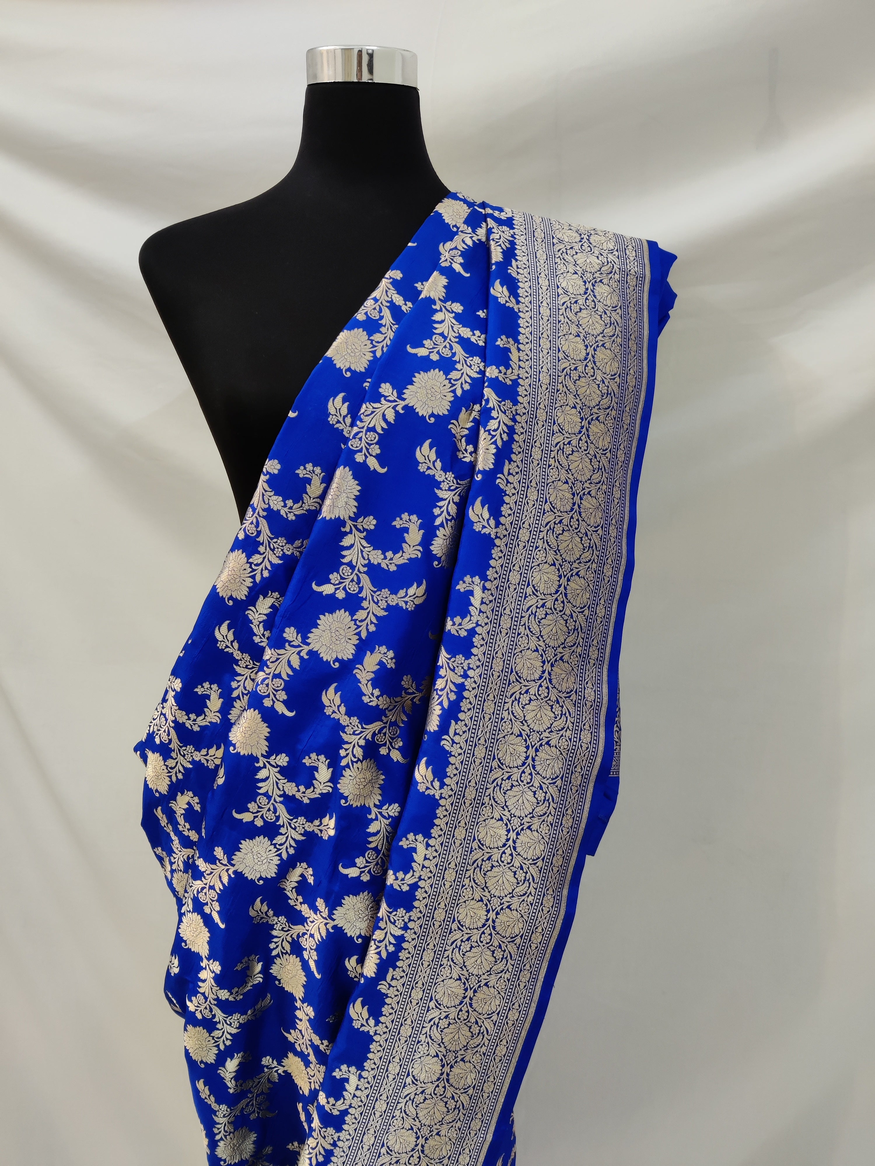 Mahotsav Group - 𝐒𝐭𝐲𝐥𝐢𝐬𝐡 & 𝐒𝐭𝐮𝐧𝐧𝐢𝐧𝐠 Simple Ink blue saree...  | Facebook